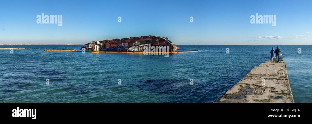 Odessa, Ukraine 12.04.2019. Das Wrack eines kleinen Tankers `DELFI` vor der Küste von Odessa an einem sonnigen Wintertag Stockfoto